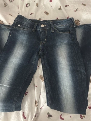 Cheap Monday jeans - Helt nya oanvända Cheap monday jeans från Weekday. I storlek 28/32, passar mig som bär XS-S