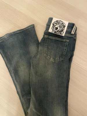 Cheap Monday jeans - Säljer ett par helt nya blåa cheep monday jeans i storlek 25/32