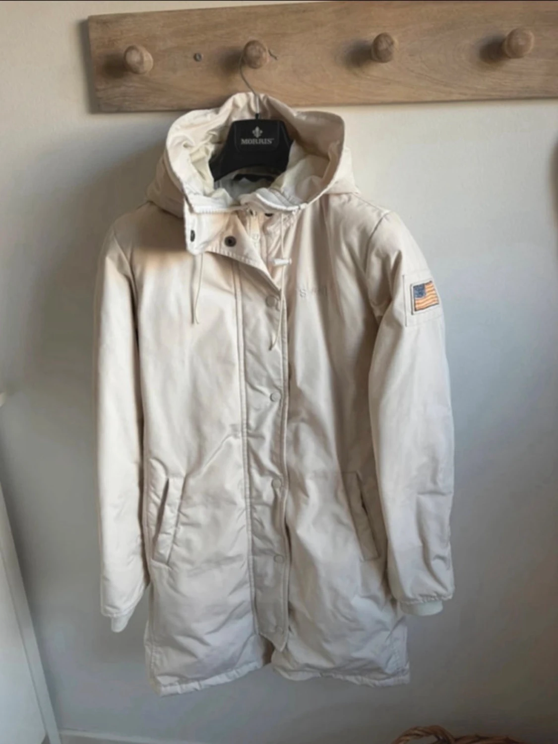 Offwhite parkas från Svea med huva
