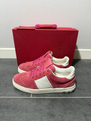 Valentino flycrew rosa  - Valentino flycrew rosa, storlek 37 passar 38, skick 9/10, box nya snören samt kort medföljer vid köp, vid funderingar hör av er.