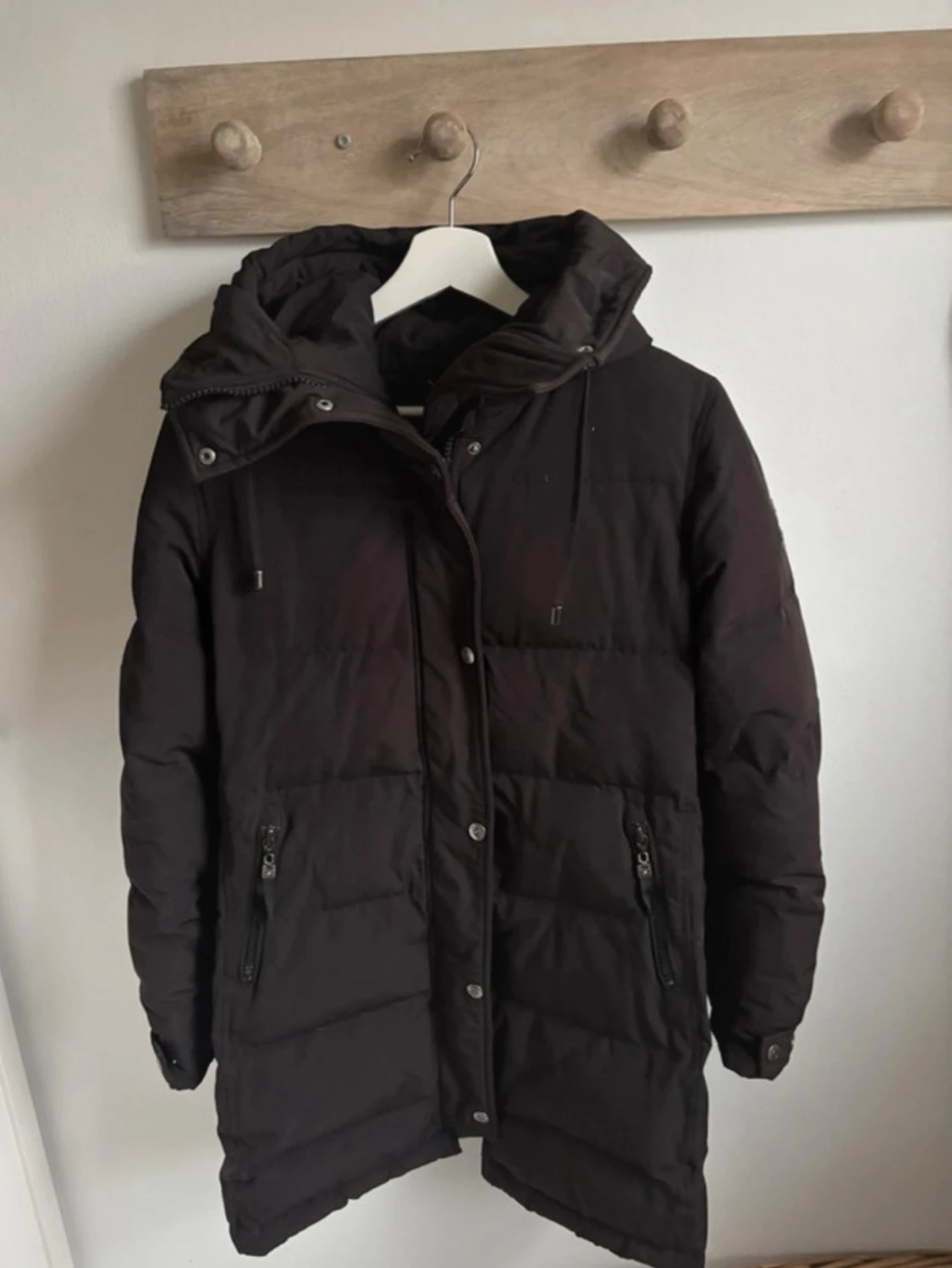 Svart lång dunjacka från Hollies