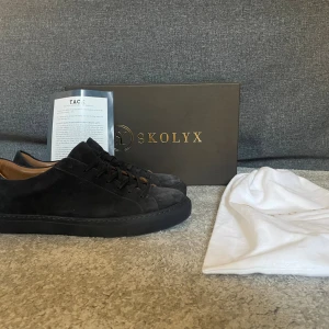 Skolyx skor - Premium mocka sneakers från skolyx i mycket bra skick. De är användbara nu till vintern samt hösten då de är varma och sköna men erbjuder ändå bra andning. De är princip i nyskick då jag enbart användt dem 1 - 2 gånger och det förekommer inga defekter. Dem är i riktigt bra kvalité likt skolyxs andra produkter och låda samt dustbag finns kvar. Kan överväga priset vid snabb affär 💵. Tveka inte att fråga något andgående dessa skor, jag svarar! Nypris: 1599 sek Mitt pris: 700 sek. 