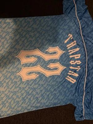 trapstar träningströja  - säljer denna bekväma trapstar t-shirt, perfekt för träning eller bara ha på sig ute på en varm solig dag!