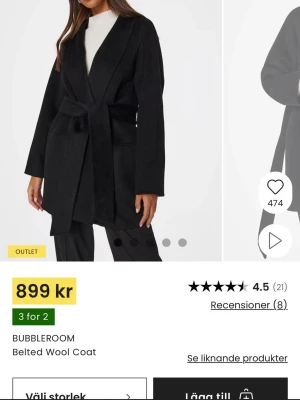 Svart ullkappa med bälte från Bubbleroom - Otroligt varm!!!! ULL! Jag är 158cm för referens.     Perfekt för dig som gillar en clean och stilren look med lite oversized passform. Köptes dyrt..