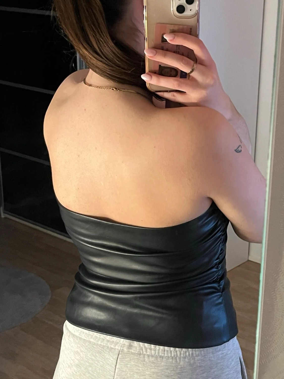 Svart tubtopp i skinnimitation - 2