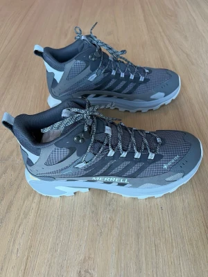 Merrell MOAB Speed 2 mid GTX - Merrell MOAB Speed 2 mid GTX, nya i kartong. Säljes pga fel storlek. Nypris 2099:-  Mångsidig och lätt vandringssko med förbättrad komfort, dragkraft och passform - vattentät med GORE-TEX membran för optimalt skydd.