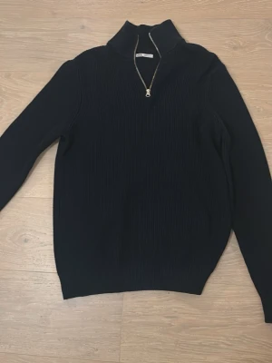 Mörkblå Zara halfzip - Mörkblå half zip från Zara. Den är i väldigt bra skick. Storlek M. Kontakta vid intresse. 