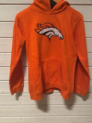 Orange NFL hoodie - Orange Broncos hoodie. Storlek XS