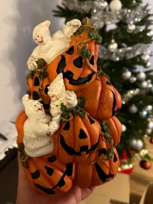 Spöke pumpa  - dekoration med pumpor och spöken, troligen för Halloween.