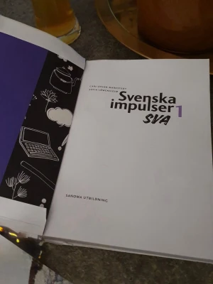 Svenska impulser 1 SVA - En modern och inspirerande bok för dig som vill utveckla din svenska! Perfekt för gymnasiet eller vuxenutbildning. Här får du verktyg för att förstå, analysera och skapa texter på svenska. Passar dig som vill ta nästa steg i språket. I fint nytt skick. Aldrig använd