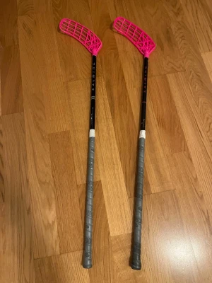 Salming innebandyklubborna  - Säljer dessa två fina Salming klubbor båda är i perfekt skick en av dom är i modellen carbon pro som är 94 cm och 29 flex och den andra är Salming pro 2.0 RD och är 94 cm och har 29 flex den med 1700kr för båda eller Carbon pro 2.0 för 1000kr och den andra för 800kr. Skriv vid frågor, priset gå att diskutera! Man kan även köpa tlll extrablad både Q1 eller trident!