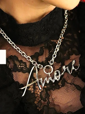 Ioaku Amore halsband - Jättesnyggt Amore halsband från Ioaku i silver, helt nytt och aldrig använt💗ord pris 1000kr.