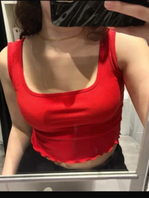 Röd croppad linnetopp med vågig kant - Säljer en röd croppad linnetopp med breda axelband. Bortklippt lapp men toppen är i storlek S från SHEIN 