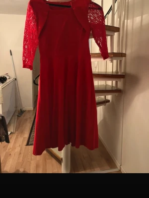 Red Elegant Dress with Lace Sleeves - Beautiful red dress in size L, perfect for parties, dinners, weddings or special occasions. The dress features elegant lace 3/4 sleeves and a flattering A-line fit. Soft, flowing fabric that sits nicely on the body. Classic and timeless design – easy to dress up or down. In very good condition, no visible flaws. Details: • Size: L • Color: Red • Length: Knee-length / midi • Sleeves: 3/4 lace sleeves • Fit: A-line / flattering silhouette • Style: Elegant, classic, occasion wear 