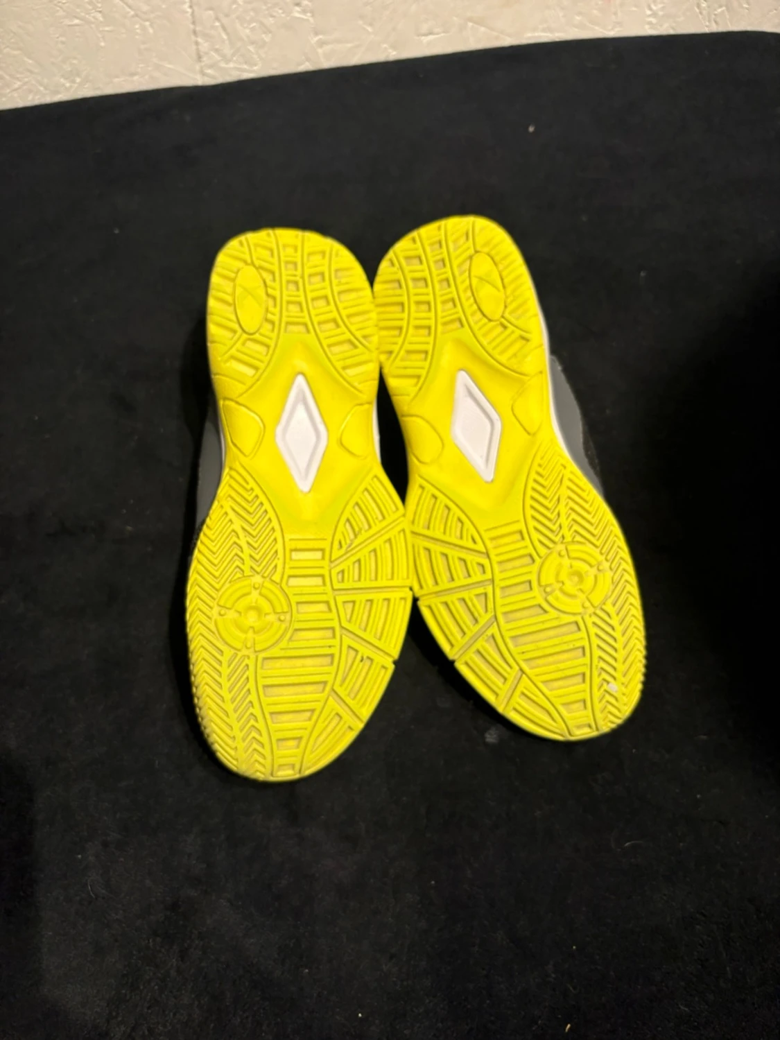 Grå och svarta sneakers med gul sula - 2