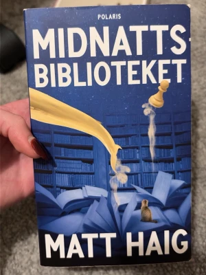 Midnattsbiblioteket - En av mina favoritböcker. Utforska ett magiskt bibliotek där varje bok ger dig chansen att leva ett annat liv! Följ Nora Seed när hon får möjligheten att ändra sitt öde och upptäcka vad hon verkligen vill. Perfekt för dig som gillar spännande berättelser om livsval och äventyr.