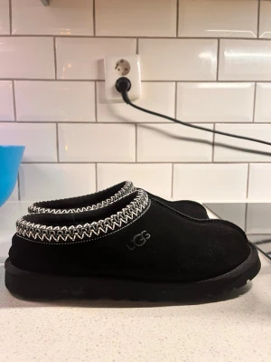 Svarta UGGs - svarta uggs som är köpta i USA, köpte de förra året och använde de ett fåtal gånger. dvs väldigt bra skick! storlek 41 och sitter true to size! kom gärna med pris förslag! 