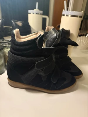 Isabel marant Bekett sneakers - Isabel marant klackar Storlek 39 Defekter syns på bilder: 5, 6 och 7 Nypris 6500kr Säljer då de ej kommer till användning och är en storlek förstora på mig Sparsamt använda I sulan har märket skavts bort men de syns på yttersulan att de är äkta.  Dustbag och box ingår ej då de har slängts och ej finns tillgängliga Skriv innan du köper då jag säljer de via vinted