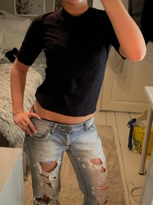 Svart ribbad topp  - En svart, croppad topp från Lager157 med ribbade detaljer vid hals och ärmslut. Modellen har halvärm och en enkel, stilren design som funkar till jeans eller kjol. Materialet är mjukt och stretchigt, perfekt för dig som gillar minimalistisk stil🫶🏼