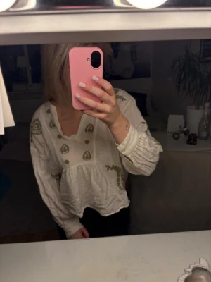 Zara blus  - Inga tecken på användning har använt ungefär 3 gånger . Är jätte fin till sommaren 