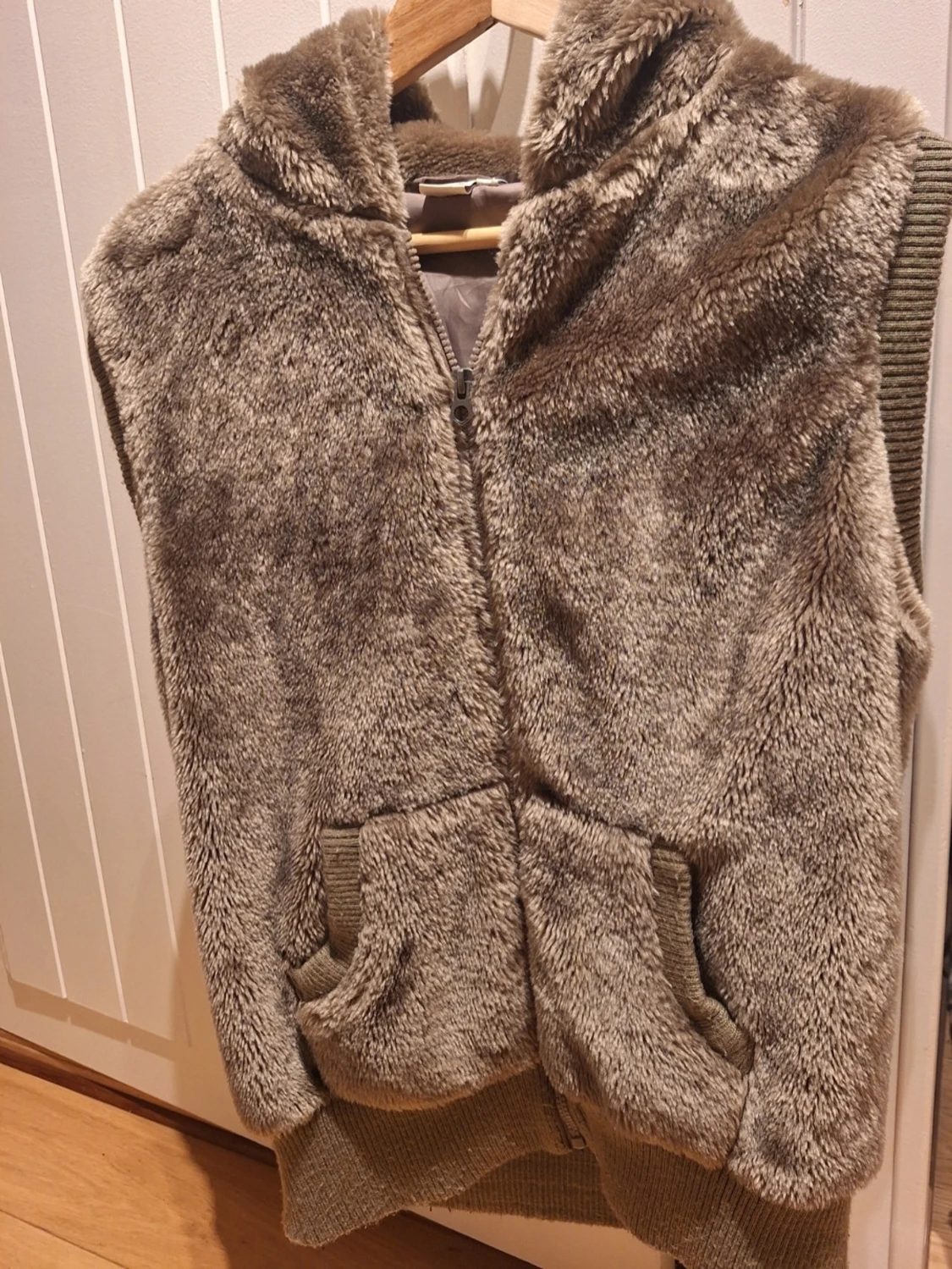 Brun pälsväst med huva och fickor