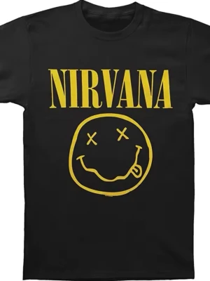 🖤NY PLOMBERAD Svart Nirvana t-shirt med tryck 🫶🖤 storlek M/L - Säljer en svart t-shirt med ikoniskt gult Nirvana-tryck och smiley på framsidan. Klassisk rund hals och korta ärmar, perfekt för dig som gillar bandmerch och vill sticka ut med en cool stil.🤩🫶🎸🤘🎸🎸🎸
