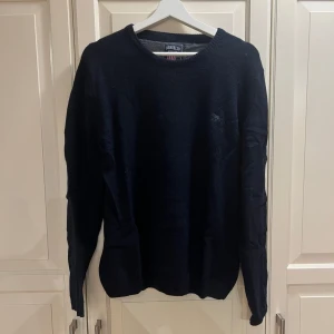 Mörkblå ulltröja från Bondelid - Mörkblå ulltröja från Bondelid i 80% lammull och 20% polyamid.