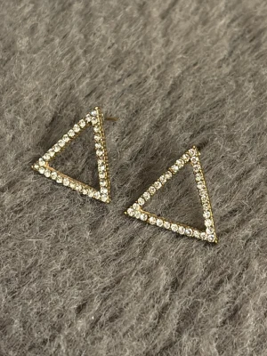 Örhängen  - Örhängen i guldfärg med glittriga stenar, inga defekter ✨