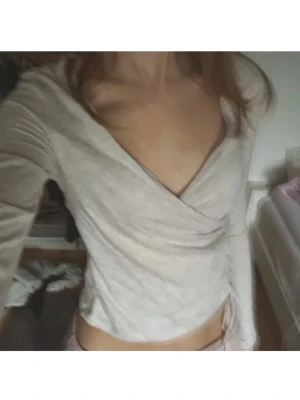 omlottopp - topp från gina tricot i storlek xs. använd ”köp nu”. 5/1-2026