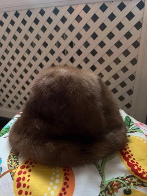 Pälsmössa - Säljer en lyxig brun pälsmössa  från Hanvecks Päls, Stockholm. Mössan har en rundad form och är tillverkad i mink päls med ett ljust, glansigt innerfoder. 