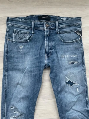 Replay Anbass jeans - Säljer dessa Replay Anbass jeans i väldigt bra skick | Använda några enstaka gånger | Hör gärna av vid frågor och funderingar! (Priset är ej hugget i sten)