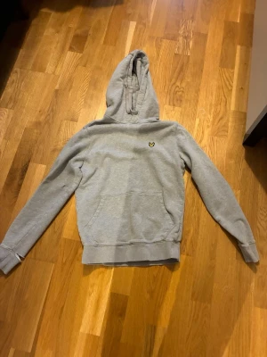 Lyle & Scott Hoodie - Säljer en hoodie i storlek XS. Har en reva i armen som går att laga och har blivit sydd i armvecket. Inget som syns.