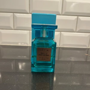 Tom Ford Neroli Portofino 100ml - Fräsch och stilren parfym från Tom Ford. Volym: 100 ml. Ungefär 90ml kvar även lite slitning på själva loggan ”neroli portofini” därför de låga priset.