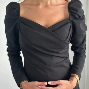  Svart långärmad v-ringad omlottopp i S. Shein - • Svart långärmad v-ringad tröja/ topp från Shein i XS.  • Personen på fotot är ca 160 cm lång och har XXS i storlek. Tvättad men oanvänd (som på mycket av det jag säljer).