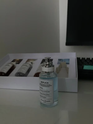 Maison Margiela Replica (Sailing day) -  Maison Margielas Replica sailing day. En doft som är akvatisk och fräsch. Flaskan rymmer 30 ml och passar perfekt som en gåva eller till sig själv. Hojta gärna till om det finns några funderingar! 
