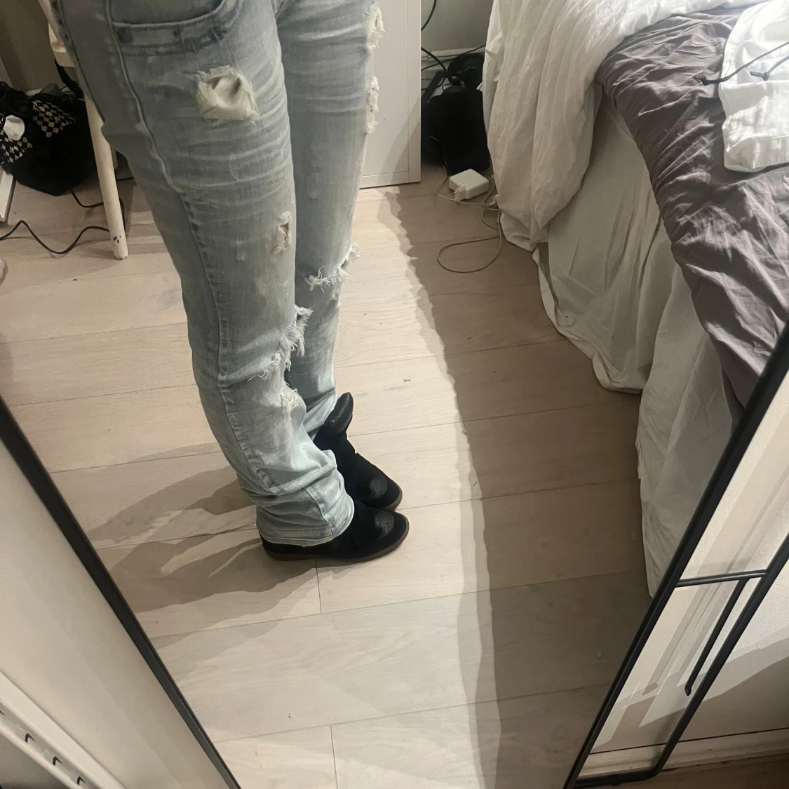 Ljusblå slitna jeans  - 3