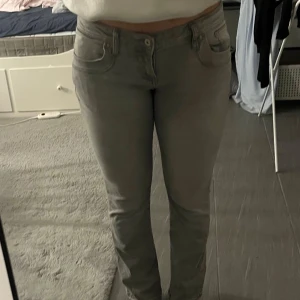 Grå bootcut jeans från LTB - Säljer ett par grå LTB jeans. Obs jeansen är 32 i längd men är sprättade längst ner eftersom de var för korta för mig. 