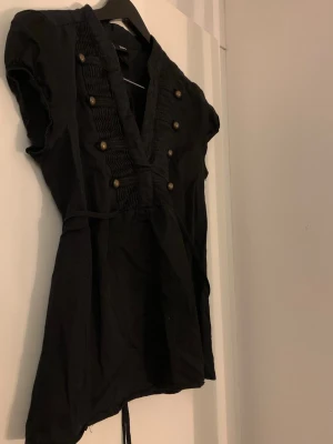 Blus HM - Blus från H&M, med armé inspirerad knappar. Vintage H&M, från typ 2010 talet. 