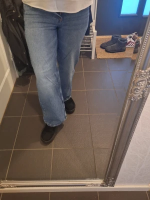 Blå wide jeans med hög midja stl 42 - Säljer ett par blå jeans med breda ben och hög midja. Jeansen har klassisk femficksdesign och är tillverkade i ett slitstarkt denimtyg. Perfekta för dig som gillar en avslappnad och trendig look.                  Divided by H&M stl 42