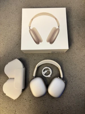 AirPods Max - Apple AirPods Max med originalförpackning, laddkabel och smart case. Hörlurarna är i mycket gott skick utan synliga repor eller skador. Perfekt för dig som söker trådlösa hörlurar med aktiv brusreducering och hög ljudkvalitet.