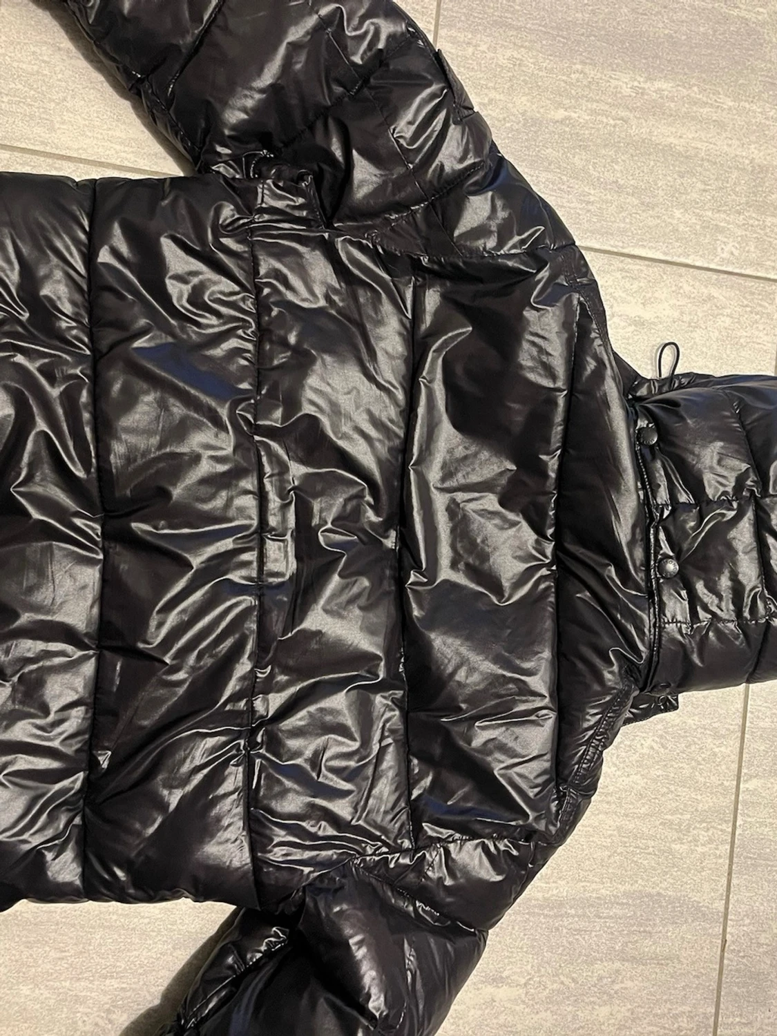 Svart Moncler pufferjacka med huva