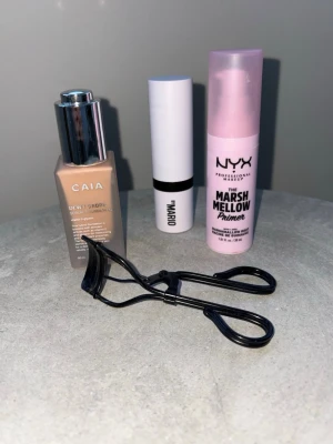 Sminkset med foundation, primer och fransböjare - ISTÄLLET FÖR ATT SLÄNGA ALLT SÄLJER JAG DET Säljer ett sminkkit med CAIA Dewy Drops foundation  NYX Marsh Mellow Primer BY MARIO-produkt, en svart ögonfransböjare i metall. CAIA det finns mkt kvar fick utslag av dem använt en gång bara primer samma sak en gång så det finns mkt kvar, BY MARIO det har jag använt det är hälften kvar 