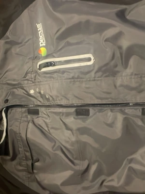 Grå/svart vinterjacka från Bekken & Strøm - Säljer en grå och svart vinterjacka från Bekken & Strøm, modell Hamar. Jackan är quiltad och har dragkedja framtill samt praktiska fickor. Materialet är 100% polyester med PU backing och jackan är vattenavvisande. Perfekt för kalla dagar.