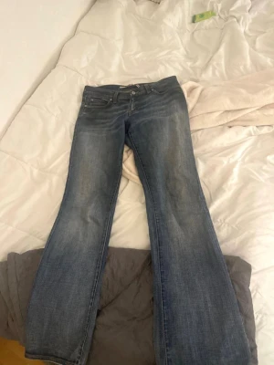 ONLY jeans   - Supersnygga och trendiga bootcut jeans i märket ONLY. 💕 Märket på baksidan har en liten slitning (syns på bilden), men inget man särkilt lägger märke till. Kontakta vid frågor 🫶🏻