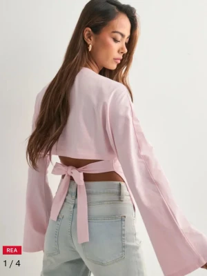 Ljusrosa långärmad topp med knyt - Superfin ljusrosa långärmad topp med vida ärmar och snygg knytning i ryggen. Storlek M men passsr även S. Pris kan diskuteras!