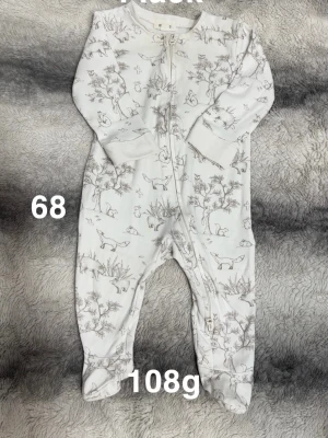 Newbie pyjamas - Nyansskillnad vid hals/ bröst och en fläck. Storlek 68