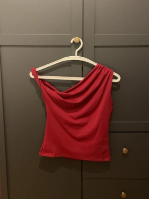 Röd topp från Gina Tricot!  - Säljer en snygg röd topp från Gina Tricot i storlek S. Endast använd en gång! Nypris 299. Skriv vid intresse eller frågor❣️