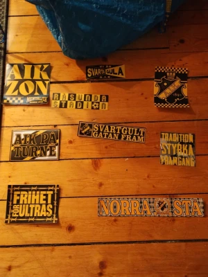 Aik-klistermärken - 9st schyssta Aik-klistermärken. Tänkte mig typ 25kr/st eller 170 för allihop 🤷
