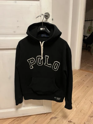 Polo hoodie  - Snygg Ralph lauren hoodie i storlek S, bra skick. Pris 850kr