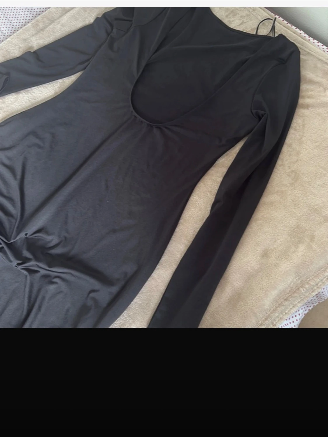 Svart långklänning med öppen rygg - 1